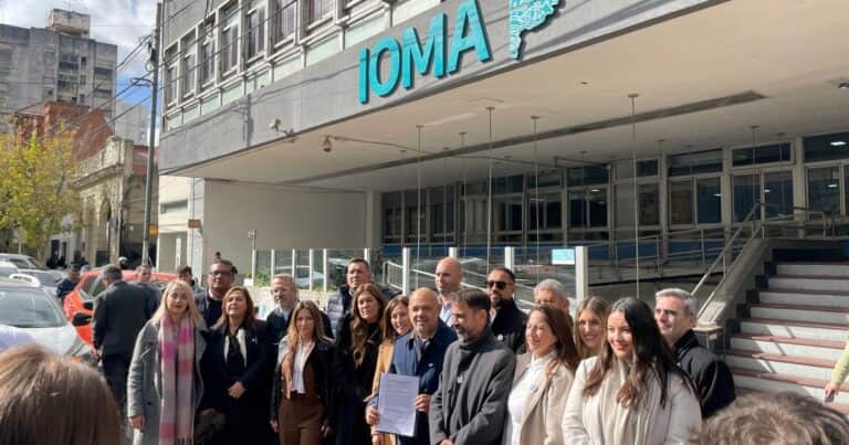 En medio de los reclamos a Kicillof desde el Garrahan, legisladores libertarios se presentaron en el IOMA para exigir información sobre la deuda provincial
