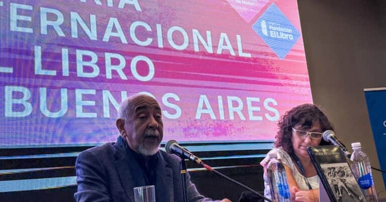 Leonardo Padura: “Cuba debe cambiar”, dijo al presentar ‘Morir en la arena’ a sala llena