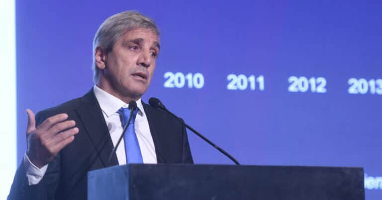 El plan de Caputo para pagar la deuda: préstamo de bancos por US$ 4.000 millones hasta 2032 y tres años sin pago de intereses