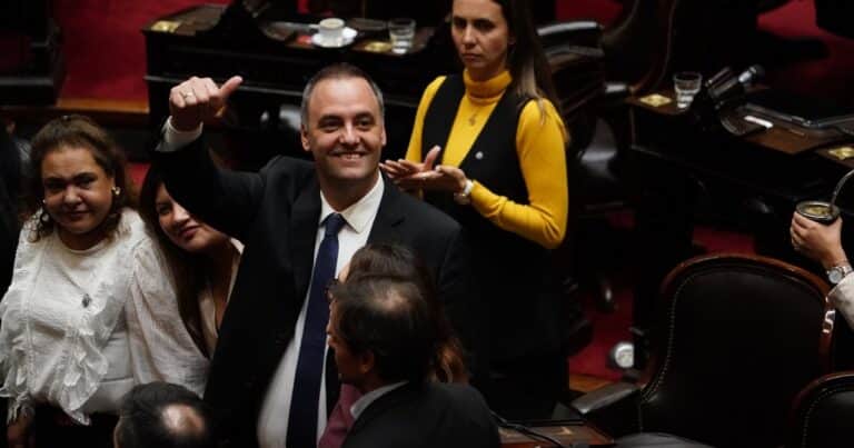 Con la oposición dividida, Manuel Adorni zafaría de la interpelación en Diputados y el Gobierno respira