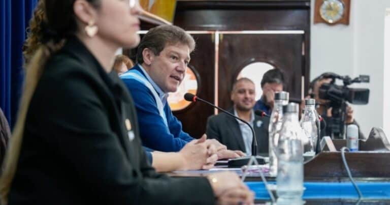Escándalo en Tierra del Fuego: el gobernador llamó a una elección constituyente, la Legislatura que se la había aprobado la volteó en una sesión a las 4 de la madrugada y habrá veto