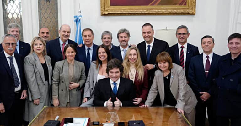 Javier Milei y sus medidas, EN VIVO: el Presidente reúne hoy al Gabinete en otro respaldo a Adorni, que vuelve a mostrarse hiperactivo en medio del escándalo por sus viajes y propiedades