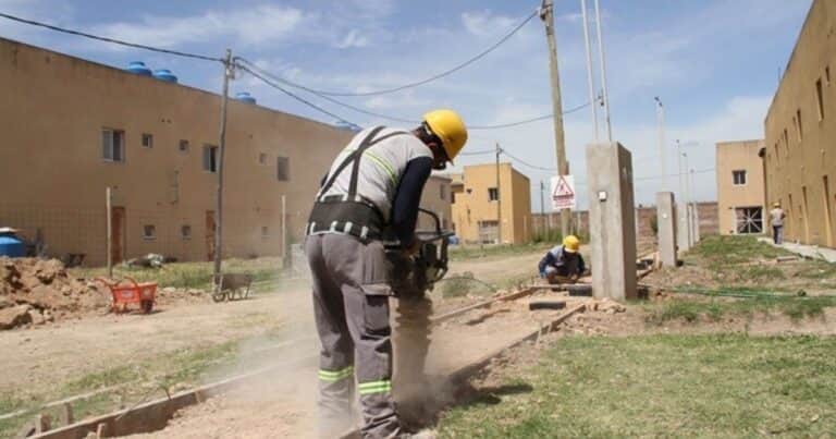 Casi 6 de cada 10 sectores recortó empleos en la era Milei: los que más sufrieron y los pocos que se salvaron