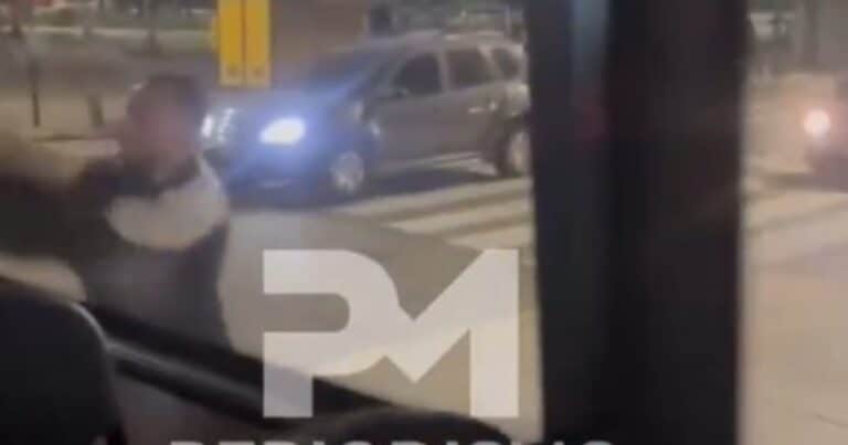 Una pelea de tránsito terminó con un conductor atacando a palazos un colectivo en Constitución: «¡Nos llenaste de vidrios!»