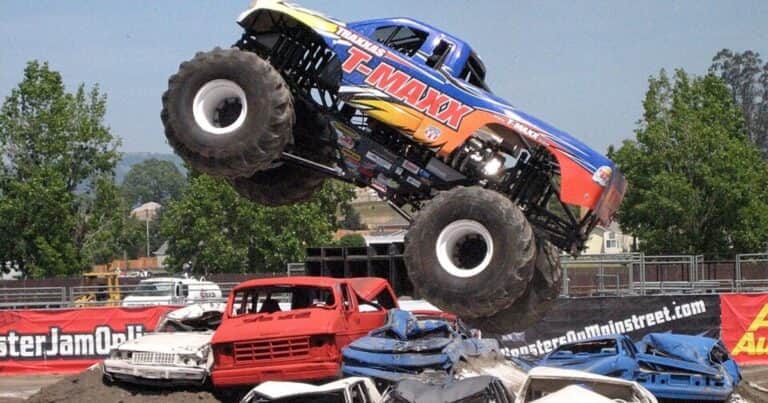 Cómo son los «Monster Truck» y cuánta fuerza tienen en comparación con los autos comunes