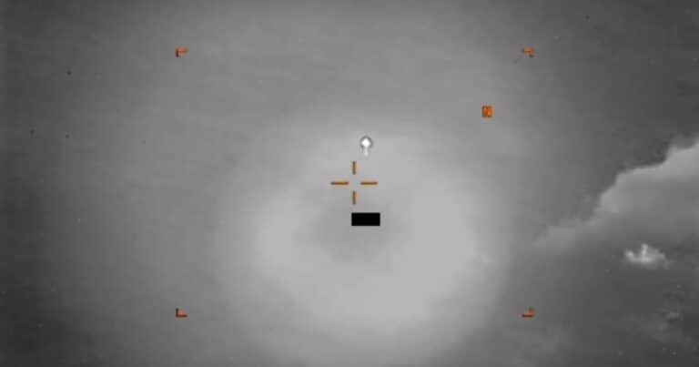 Filmaron un ovni «con forma de diamante» viajando a 804 km por hora