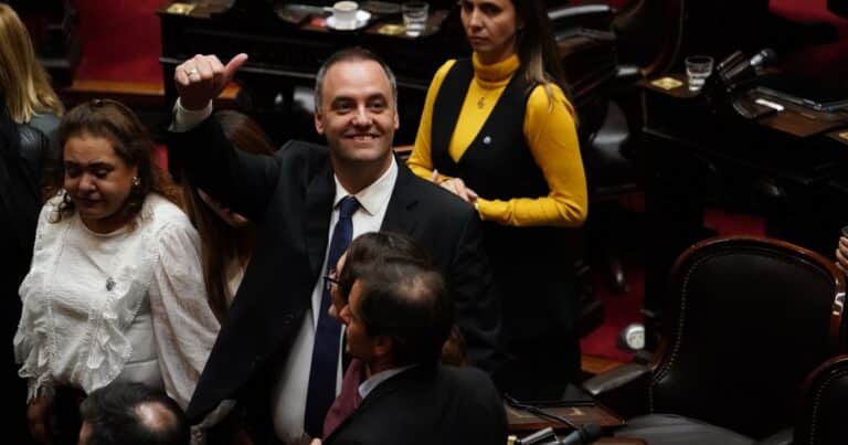 Martín Menem bloqueó en Diputados un nuevo intento de la oposición por interpelar a Adorni y hubo festejos, no sólo libertarios