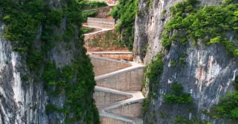 La terrible ruta china donde solo se puede conducir en zigzag