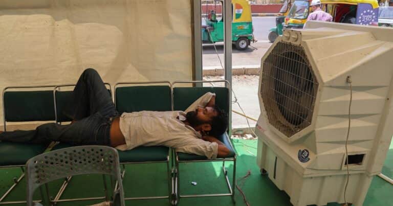«Zonas de enfriamiento»: el curioso método de India para afrontar una ola de calor de 45 grados