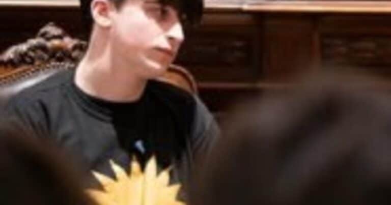El nieto de Néstor Pitrola que lideró la toma del Nacional Buenos Aires le contestó con una chicana a Ramiro Marra por haber pedido «meterle una patada en el culo y sentarlo a estudiar»