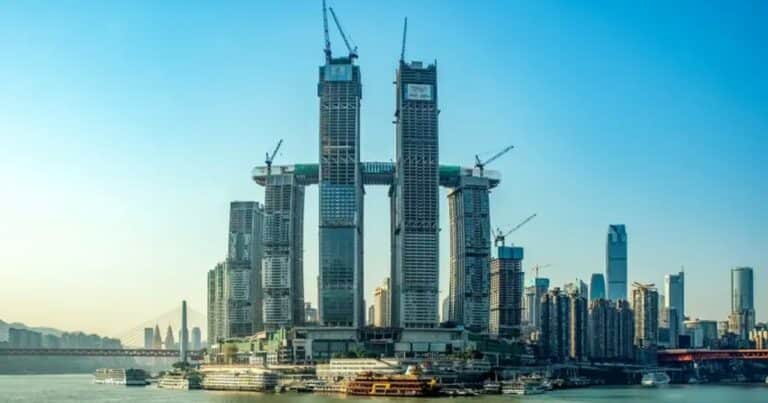China lo hizo otra vez: el rascacielos horizontal de 300 metros que construyó sobre cuatro edificios