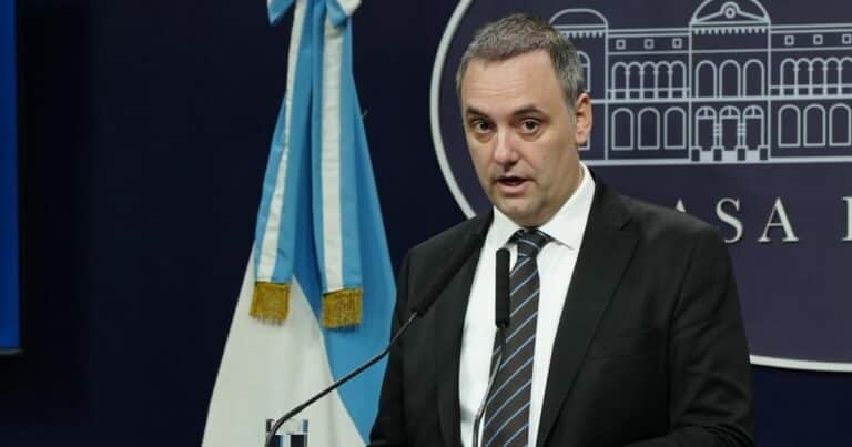 Adorni divide al Gobierno y aumenta la presión interna para que deje su cargo
