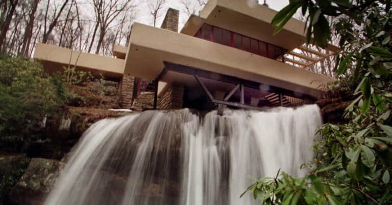 Así es la casa construida sobre una cascada que se volvió una de las más famosas del mundo