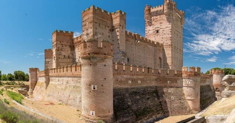 Este castillo español es también el mejor conservado: tiene 6 siglos de historia, cientos de metros visitables y dos culturas entremezcladas
