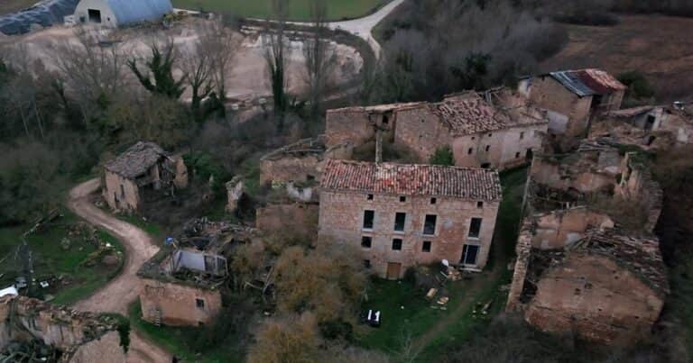 Una pareja compró un pueblo abandonado y terminó creando una comunidad ecológica: «Es increíble ver cómo el lugar va tomando vida nuevamente. Realmente estamos construyendo algo nuevo y diferente»