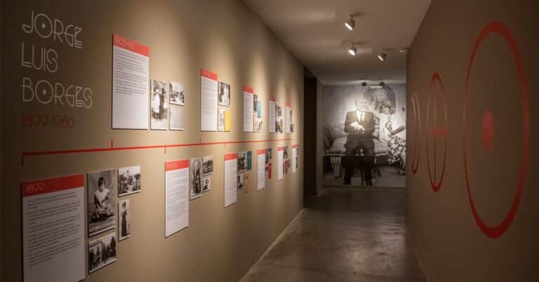 Borges vuelve al Recoleta: una muestra inmersiva con objetos originales, archivos y un holograma