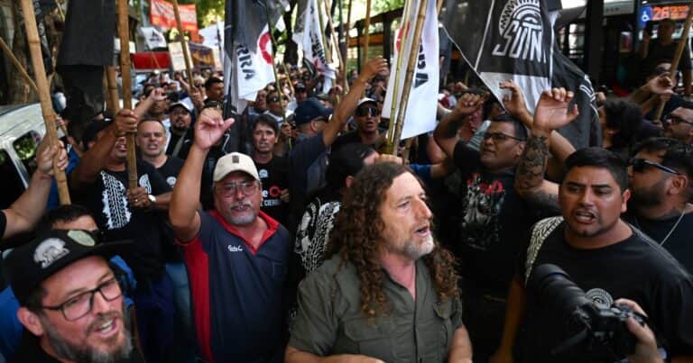 Por un embargo judicial, los trabajadores de FATE empezaron a cobrar los sueldos adeudados