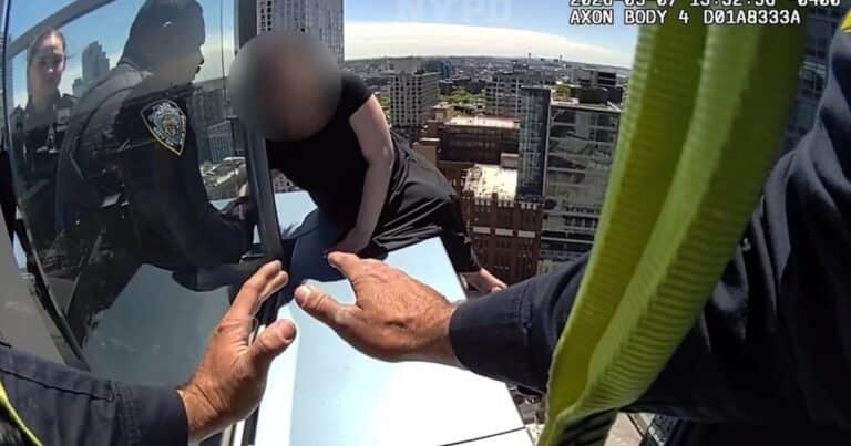 El dramático video del rescate de una mujer en el borde del piso 30 de un rascacielos