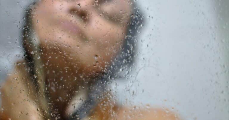 Los beneficios inmediatos a la salud mental de bañarse con agua fría, según un estudio de la Universidad de Chichester