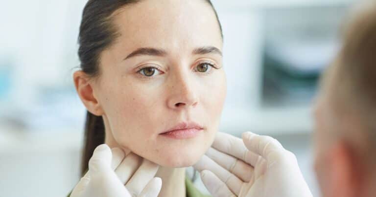 La ciencia explica por qué las mujeres tienen más riesgo de problemas de tiroides y cuáles son las señales que suelen ignorar