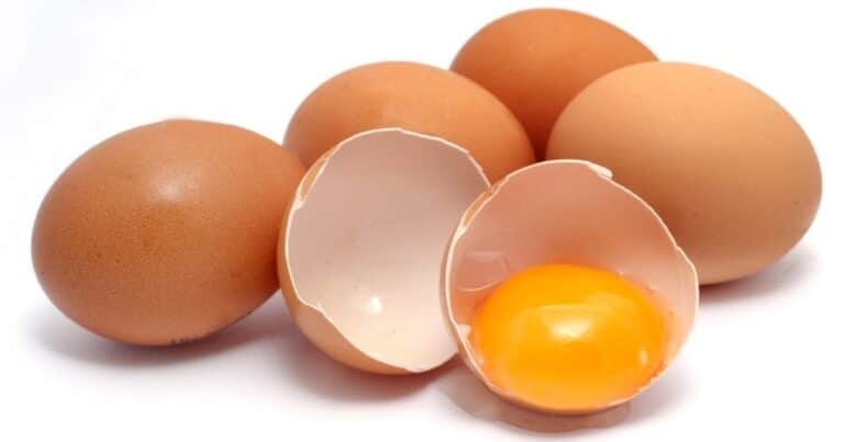 Durante años se creyó que comer yema de huevo elevaba el colesterol y aumentaba el riesgo de enfermedades cardíacas, pero hoy los médicos cambian su postura luego de nuevos estudios