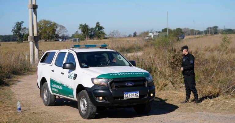 Vuelo narco en Santa Fe: una avioneta secuestrada, tiroteo, autos quemados y un gendarme atropellado