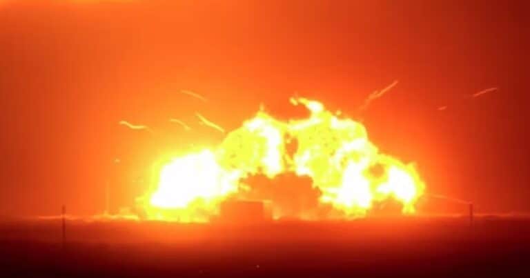 La impactante explosión de un cohete de la empresa de Jeff Bezos durante una prueba en Cabo Cañaveral