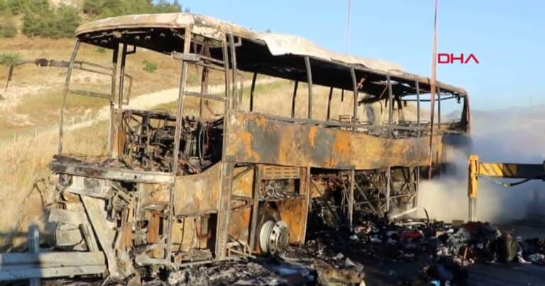 Tragedia en Turquía: 8 personas, entre ellas un bebé, murieron en un incendio de autobús