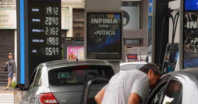 Vence el acuerdo por las naftas y en YPF aún no definen si suben los precios