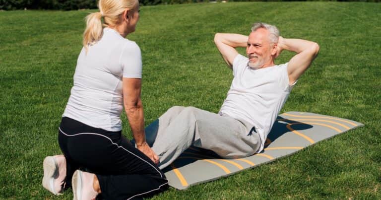 Ejercicios para mayores de 70: cómo fortalecer el core de forma segura