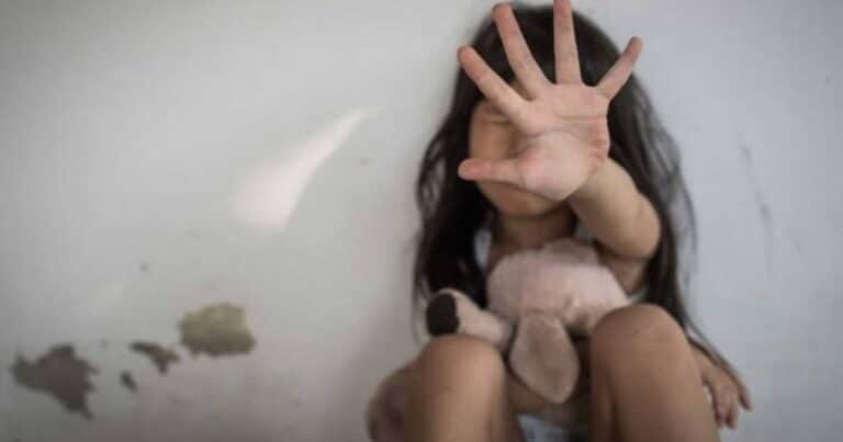 Fue golpeada a la escuela y le dijo a una profesora que su papá la violaba