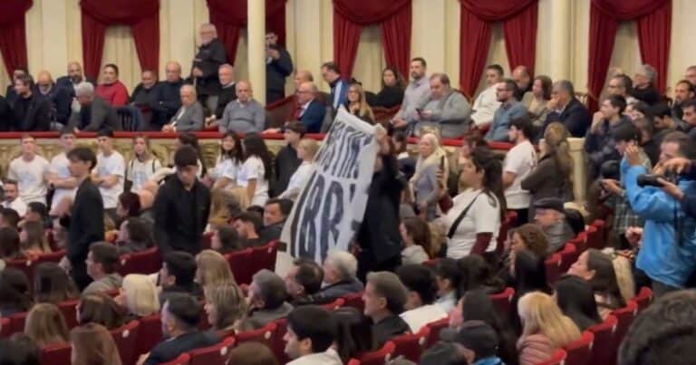 Incómodo momento para Kicillof: le reclamaron que hable de «Cristina libre» y sus seguidores taparon los gritos con cánticos de «Axel Presidente»