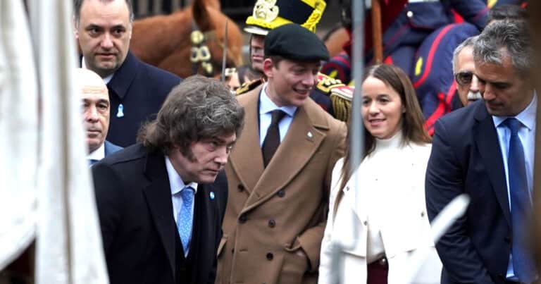 Santiago Caputo fue vestido de Peaky Blinders al Tedeum y explotaron las redes