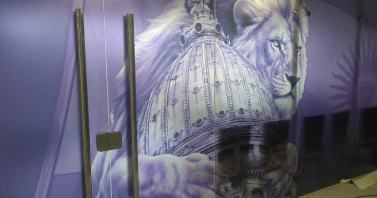 El bloque de La Libertad Avanza ploteó una oficina del anexo de Diputados con un león gigante
