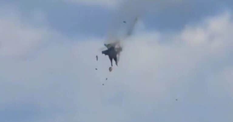 El impresionante choque de dos aviones en el aire durante un espectáculo aéreo en Estados Unidos