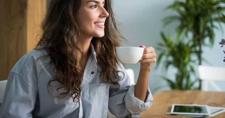 Michelle Routhenstein, dietista, explica cuál es el mejor momento del día para tomar café y no es el que pensás
