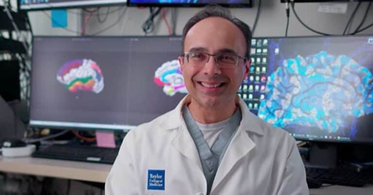 Sameer Sheth, neurocirujano: «El cerebro desarrolla mecanismos tan asombrosos y sofisticados para realizar tareas complejas, que incluso puede hacer algunas sin que seamos conscientes»