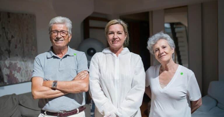 Tengo 65 años y mis hijos son adultos, pero sigo sintiendo la necesidad de protegerlos: aprender a dar un paso atrás y dejarlos luchar es un tipo de crianza para la que nadie te prepara