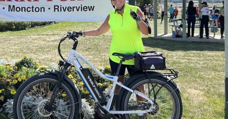 Una mujer regaló miles de bicicletas a niños en los últimos 14 años por una causa conmovedora: «Solo con ver su alegría, su sonrisa, ya merece la pena todo»