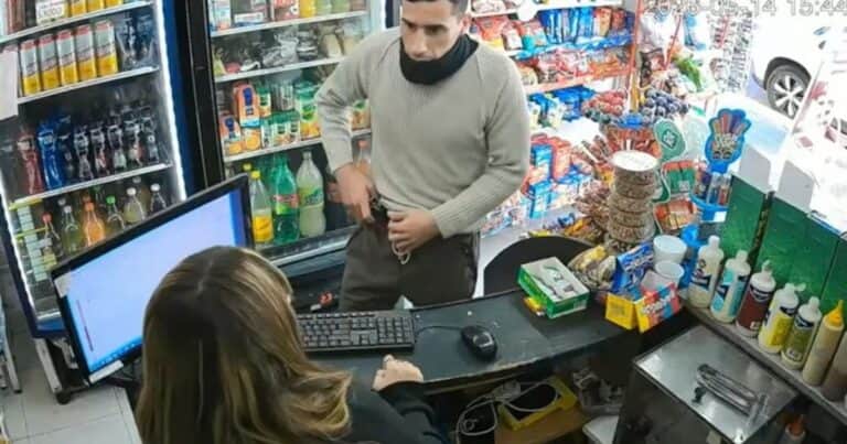 Quiso robarle a una kiosquera en pleno centro y lo identifican por las cámaras de seguridad: era policía activo