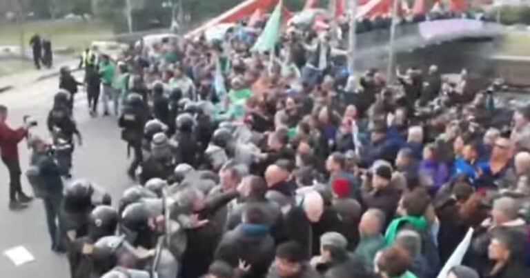 Protestas y movilizaciones sobre la General Paz, a la altura de San Martín: reclaman por el cierre de PyMEs