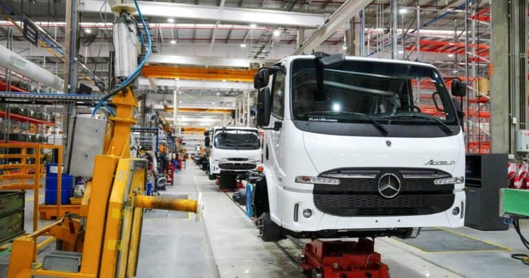 Primera fábrica de vehículos en 15 años: Mercedes Benz inauguró en Zárate su planta de camiones y buses