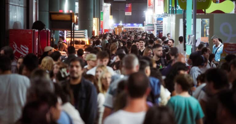 Una multitud llenó la Feria del Libro en un feriado a pleno y con buenas ventas