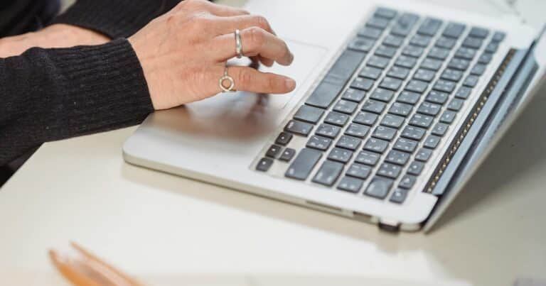 Porno en la computadora del trabajo: advierten por un riesgo oculto que va más allá de ser descubierto