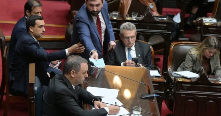 «Diego vigila», «besitos anticapitalistas» y «FIN»: las reacciones de la oposición ante la renuncia de Adorni