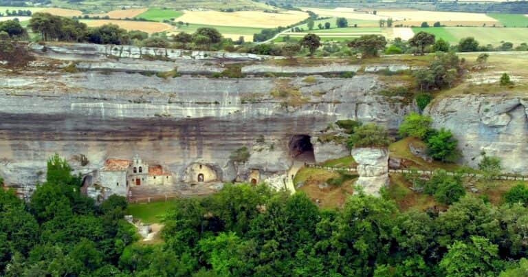 Bajo estas montañas se esconde uno de los mayores sistemas de cuevas de Europa: 110 kilómetros de galerías y una ermita tallada en la roca