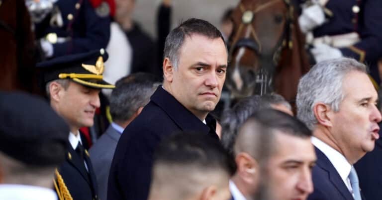 Cuestionado y sin respaldo interno, Adorni renunció y se va del Gobierno