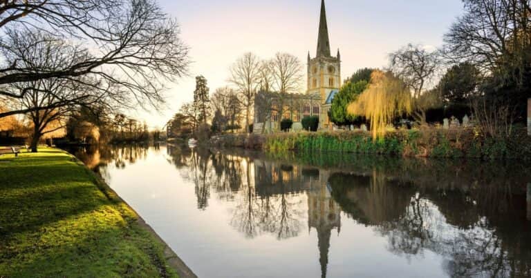 El pueblo donde nació William Shakespeare: una escapada histórica para visitar en vacaciones