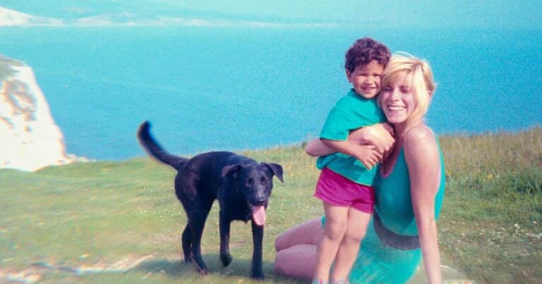 Salió a pasear al perro con su madre y todo terminó en tragedia: el desgarrador caso real detrás de la serie de Netflix «El testigo»