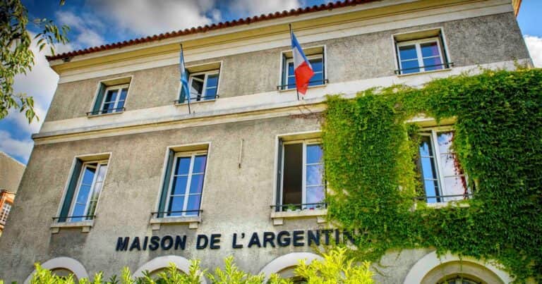 Echan a estudiantes y profesores de la casa Argentina en París por participar de los actos del 24 de marzo